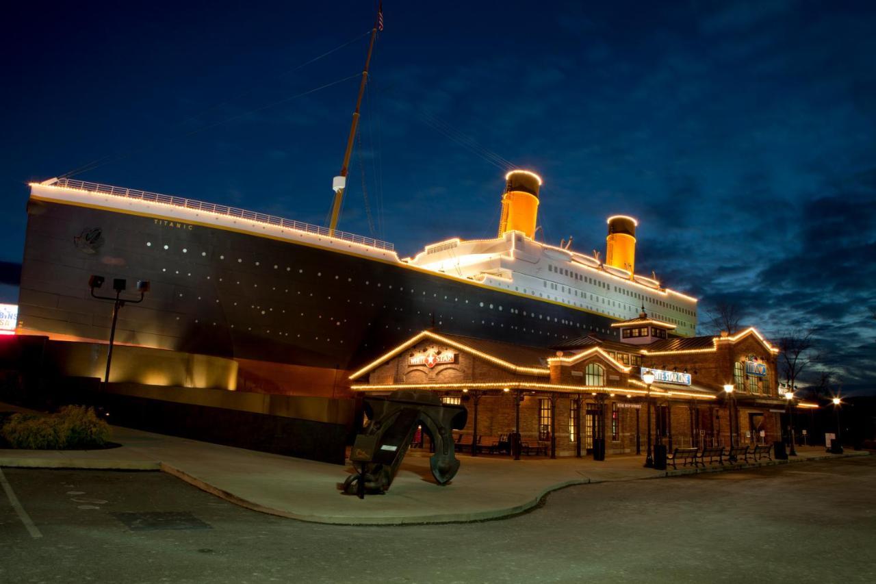 Smoky Bear Lodge With Guest House, Hot Tub, 1089 Free Tickets Each Paid Day, Dollywood And More Sevierville Exterior photo