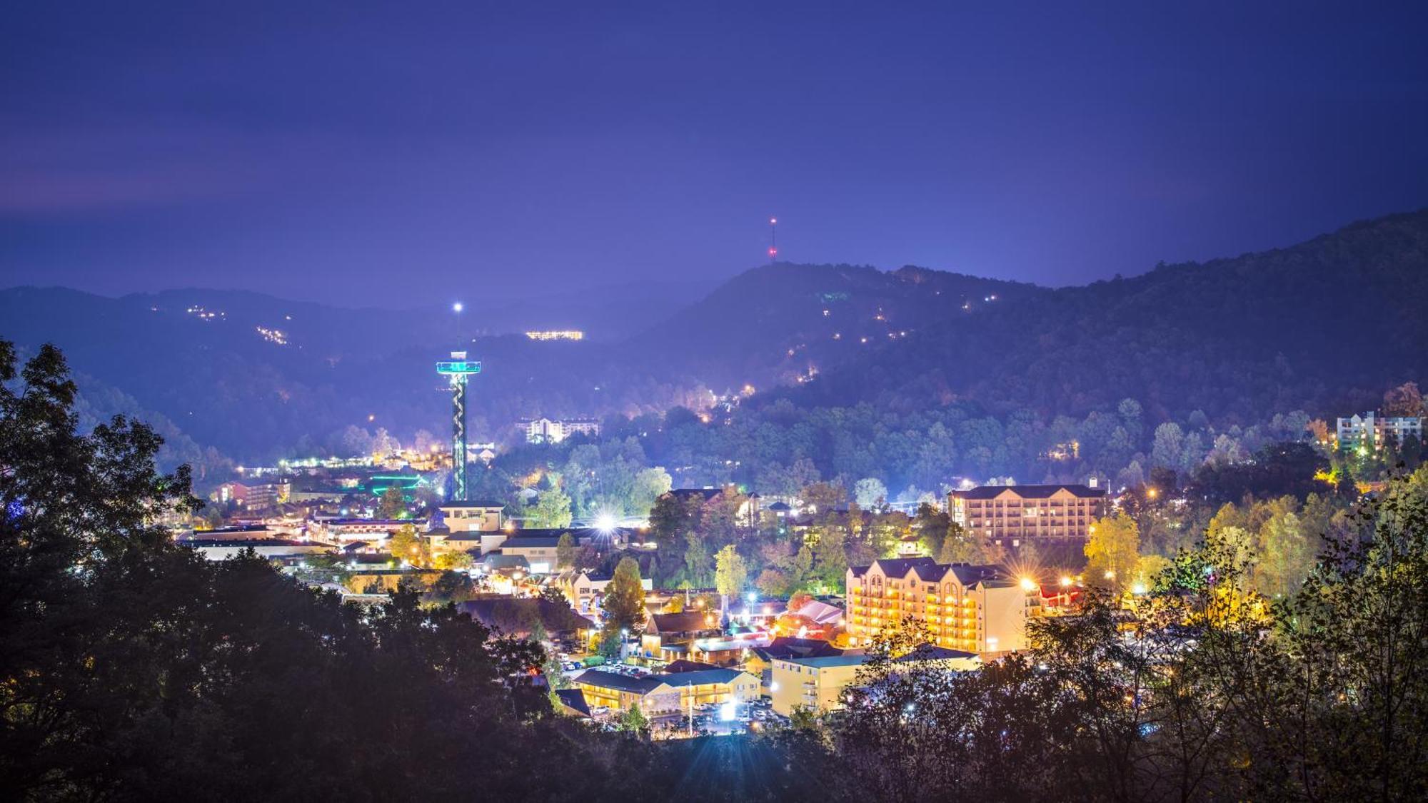 Smoky Bear Lodge With Guest House, Hot Tub, 1089 Free Tickets Each Paid Day, Dollywood And More Sevierville Exterior photo