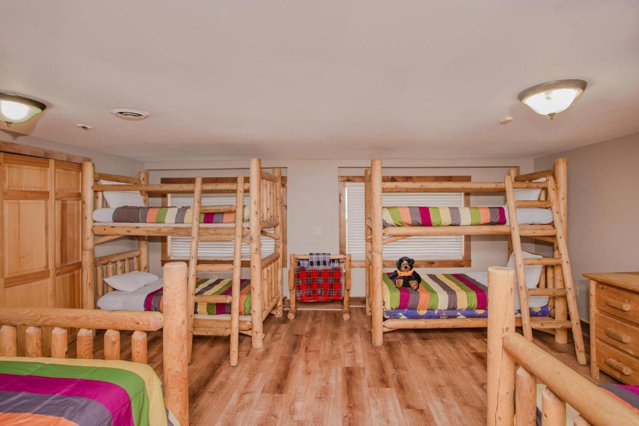 Smoky Bear Lodge With Guest House, Hot Tub, 1089 Free Tickets Each Paid Day, Dollywood And More Sevierville Exterior photo
